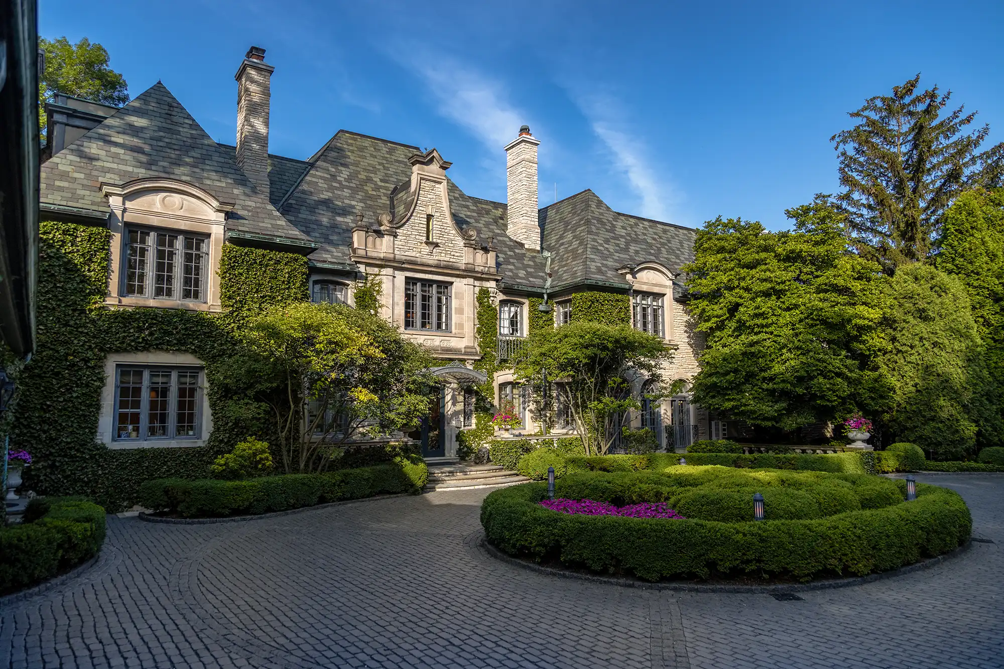 A large mansion with a large driveway.